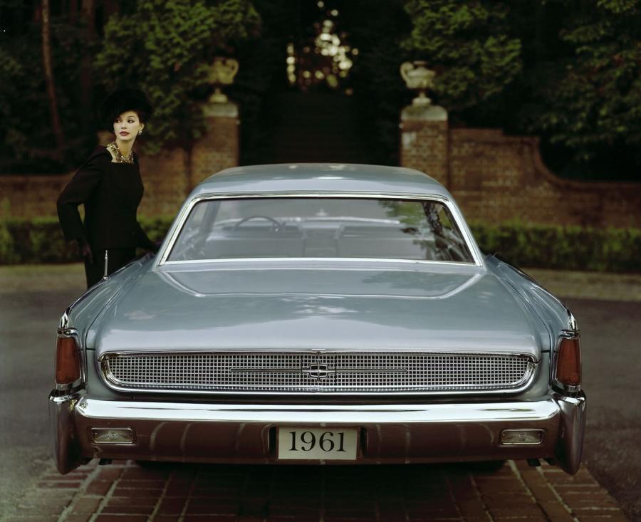  Lincoln Continental Sedan (53А) 1961 года  (фото 1 из 15)